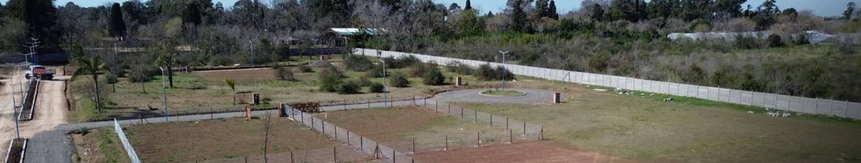 Vista aérea de un loteo con sus parcelas delimitadas por alambrados.